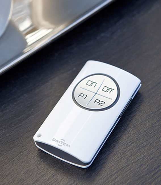 Télécommande d'alarme sur table basse